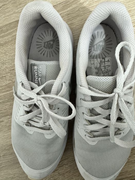 Adidasi marca Nike