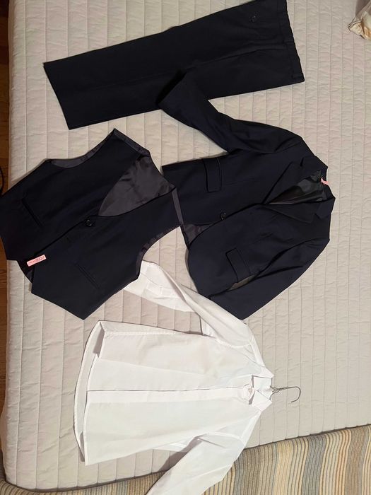 Детски костюм за официални поводи от 4 части, обличани по един път.