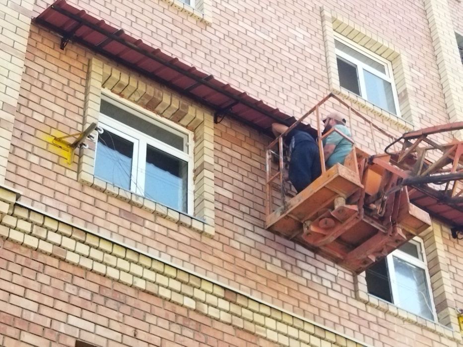 Установка козырьков.