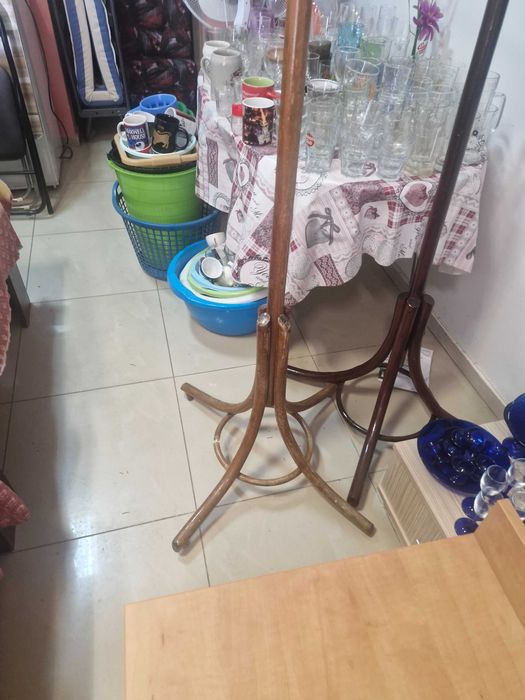 Продава се виенска дървена закачалка