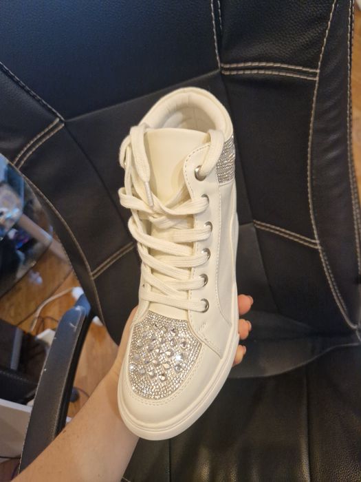 Белые сникерсы с камнями