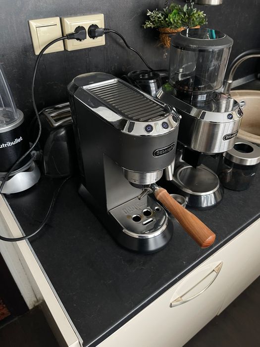 Кафемашина Delonghi Dedica + Конусна кафемелачкаDelonghi