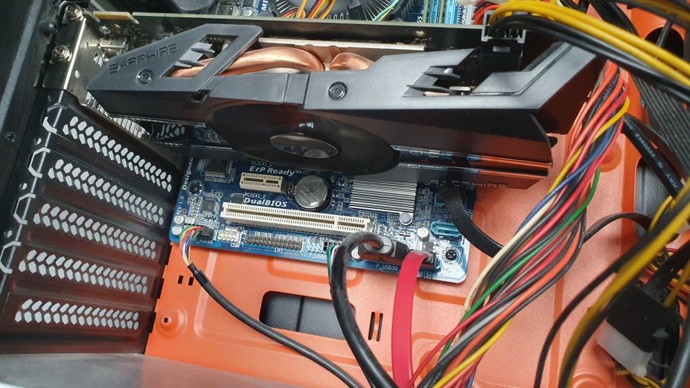 Unitate PC desktop i3, 16gb, hd6950, ssd 120gb monitor 22"