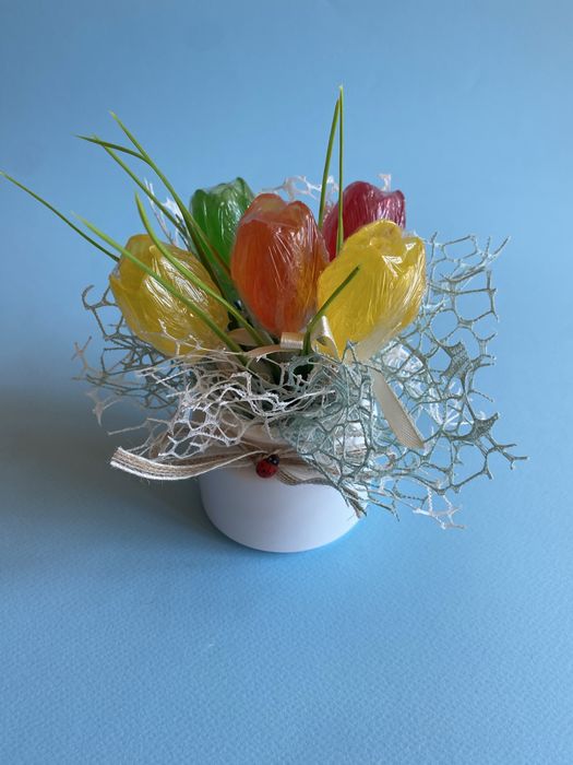 Керамична ваза със сапунени цветя и скандинавски мъх