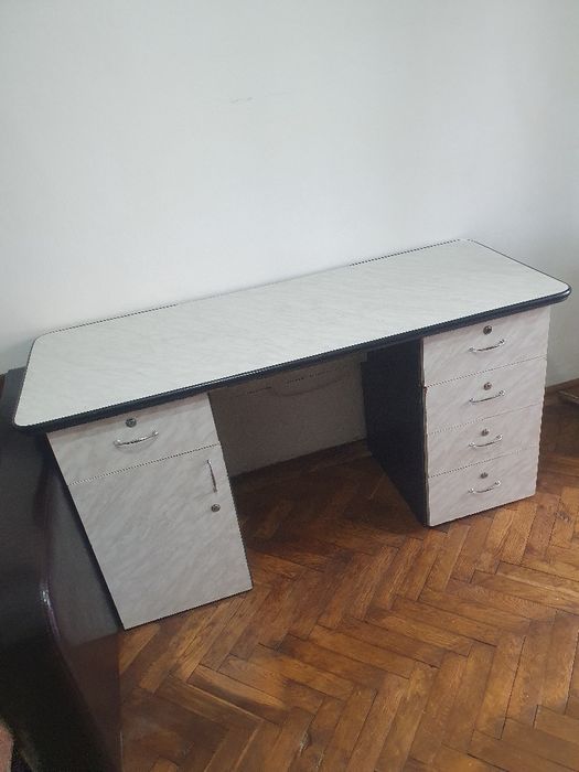 Birou, comoda de TV si masuta de cafea