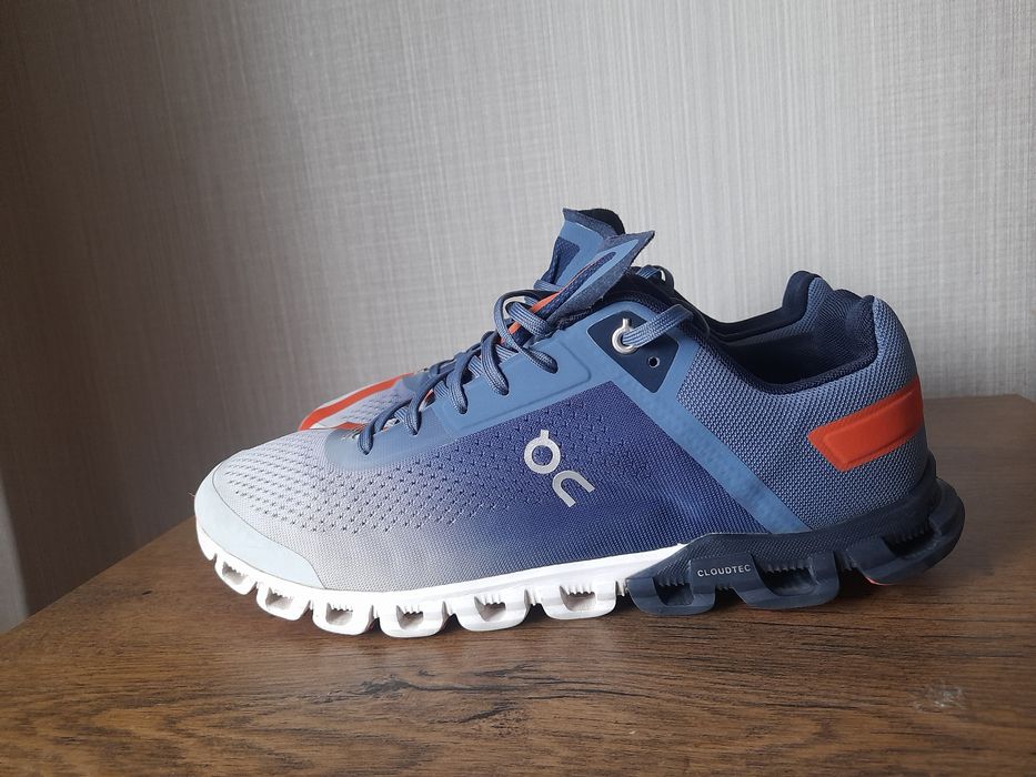 On Cloud маратонки 44 номер.