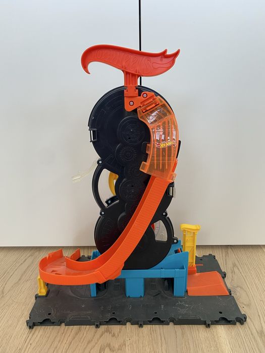 Hot Wheels писта Градски център за гуми Mattel