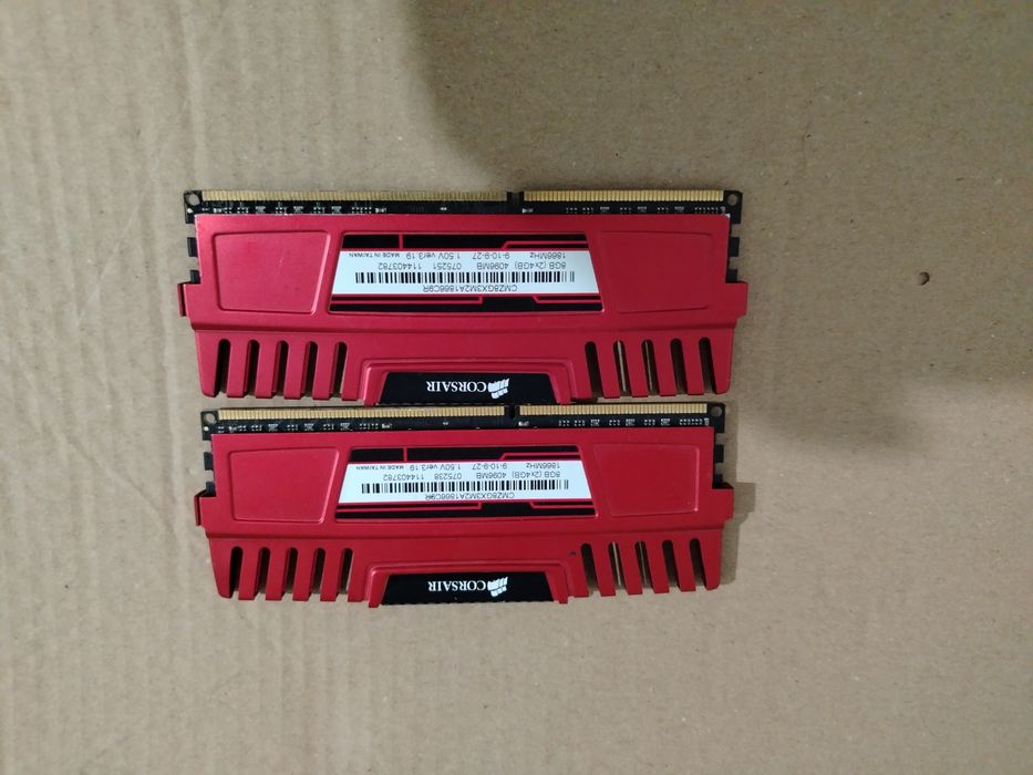 Kit de memorie desktop de 8GB (în configurație 2 x 4GB), tehnologie DDR3, cu o frecvență de 1866MHz