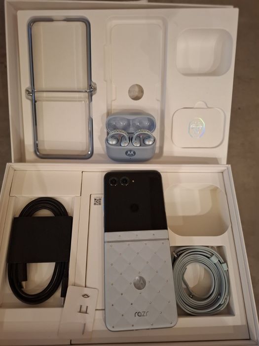 Motorola razr 60 swarovski + слушалки