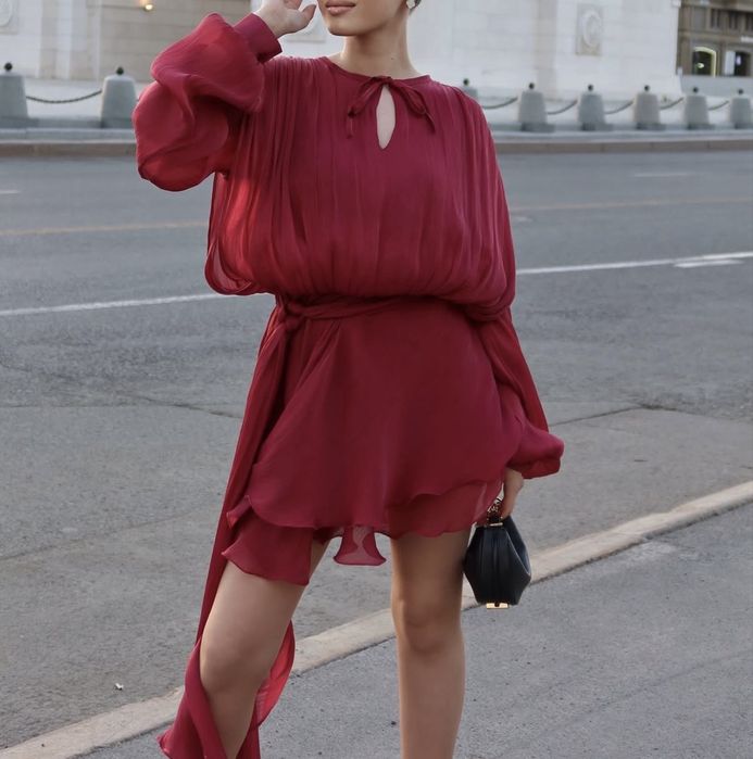 Платье из переливающейся ткани