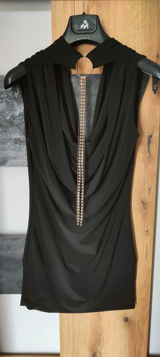 Къса черна рокличка