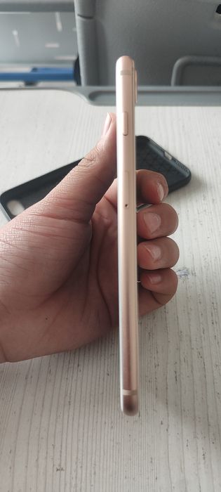 Продам айфон 8+ .