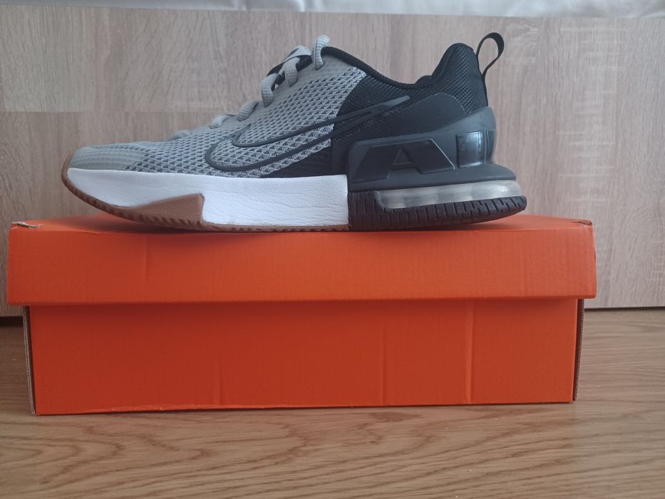 Vând adidași Nike