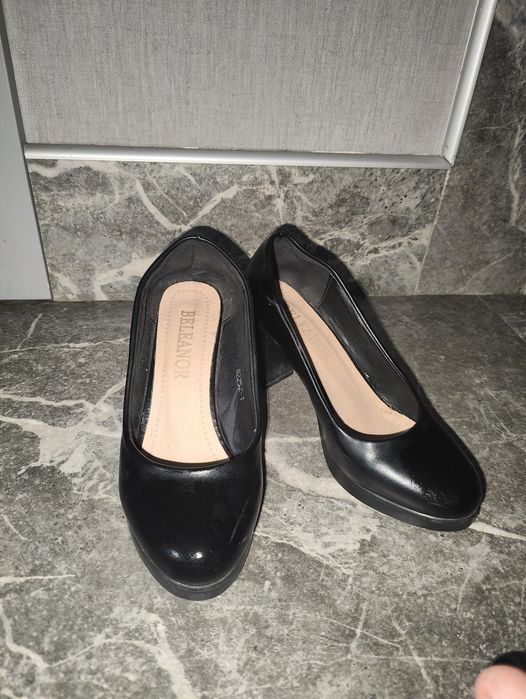 Продам туфли на каблуке