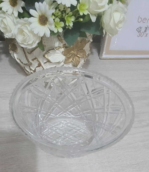 Продвется хрустальная вазочка