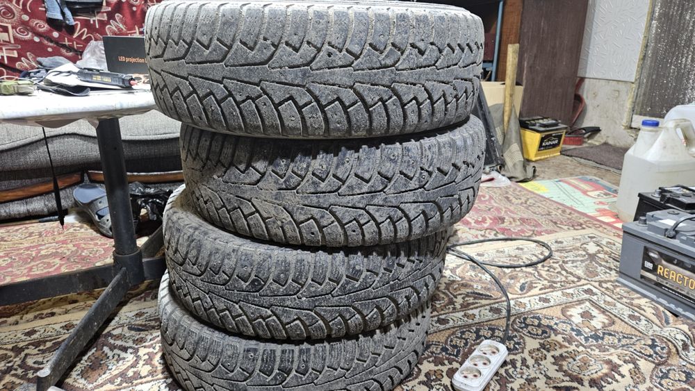 Зимние шипованные шины.