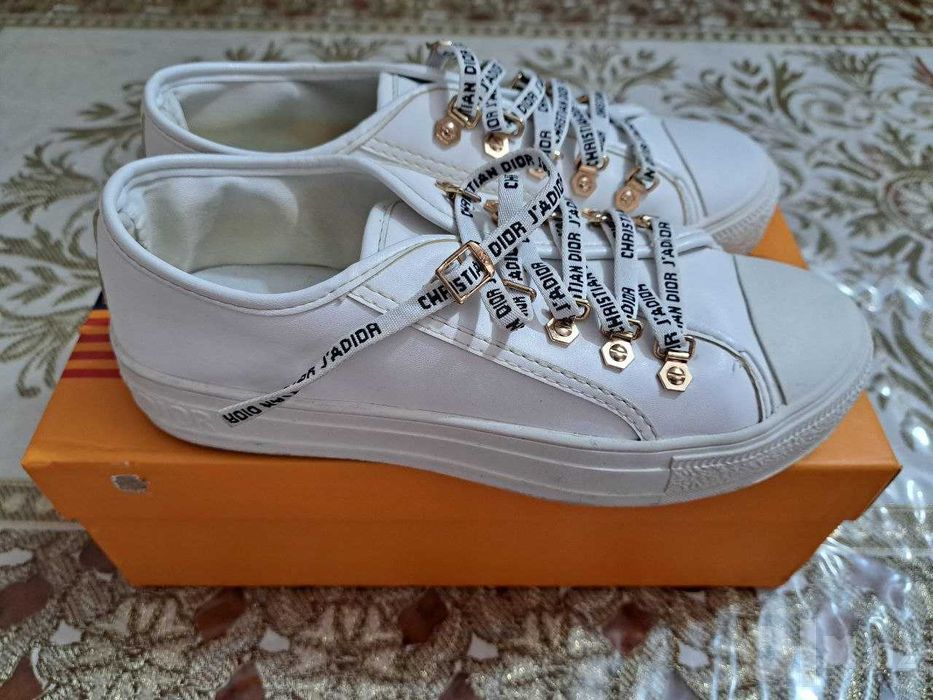 Ayollar oyoq kiyimi (Christian Dior) sotiladi.