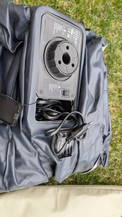 Надувни матраси – единият с вграден помпа, отлично състояние