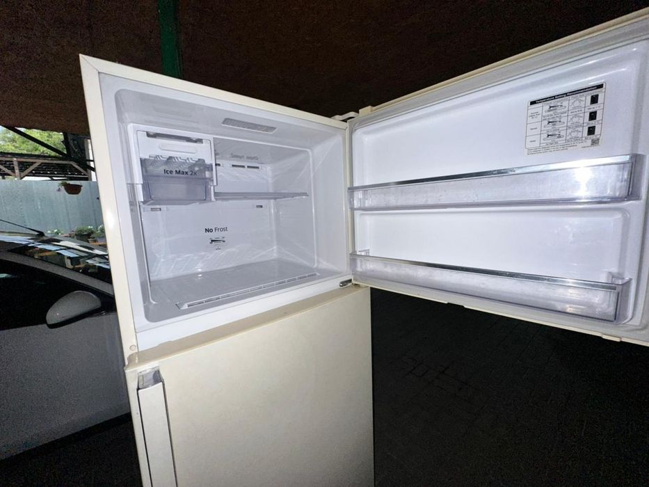 Холодильник Samsung