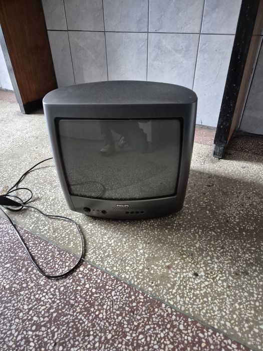 2 televizoare , 1 mic bucatarie si unu mai mare