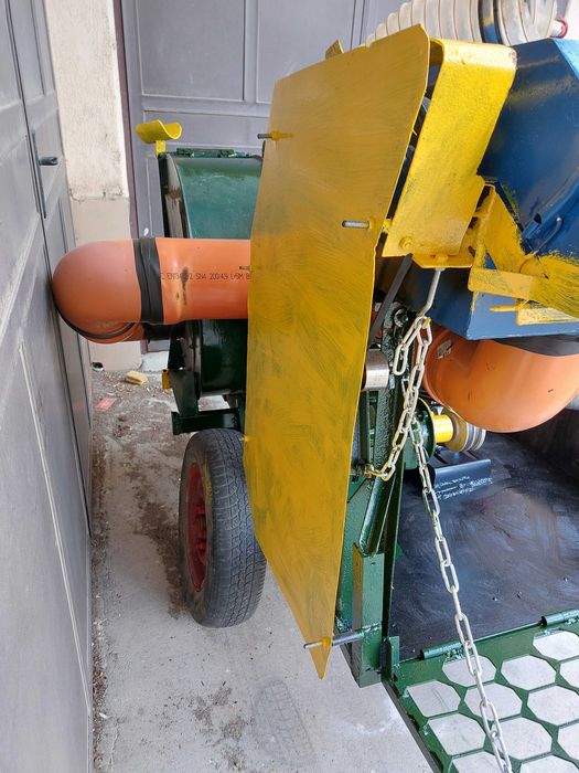 Продавам машина за събиране на лешници монтирана на  авто ремарке..