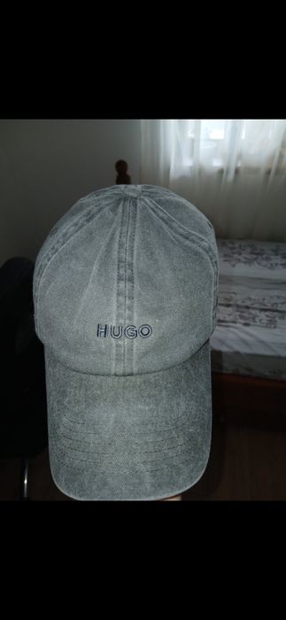 Șapcă Hugo Boss,unisex,reglabilă la mărime,am lăsta nr de telefon m ai jos dar apliactia îl blurează,accept mesaj