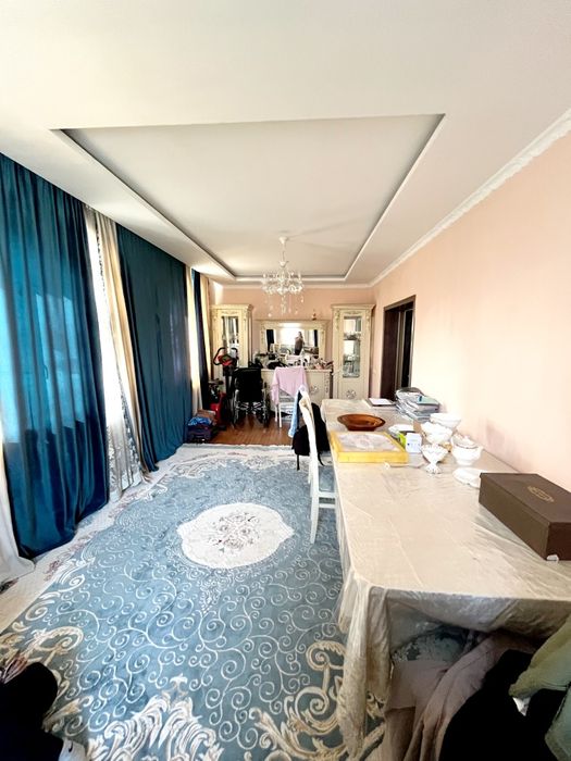 Частный дом с постройкоми.