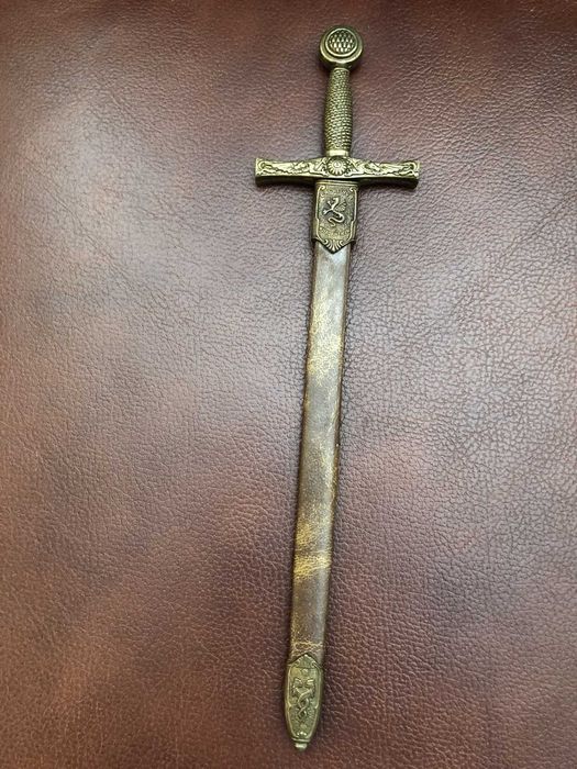Продавам сувенир метално копие на меча на крал Артур