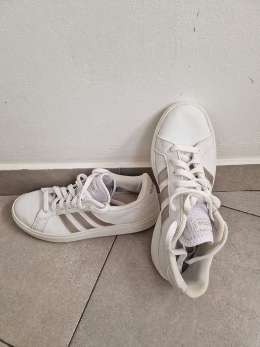 Vând adidași și sandale damă