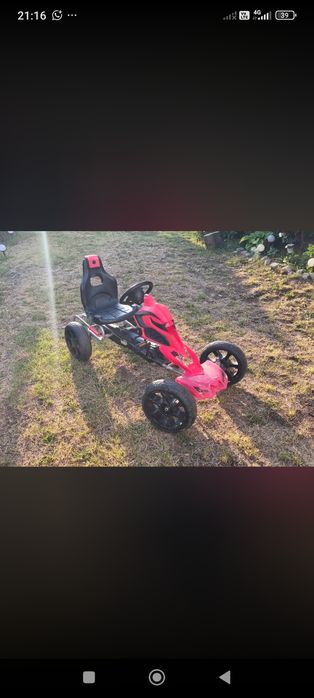 Kart cu pedale roșu pentru copii.