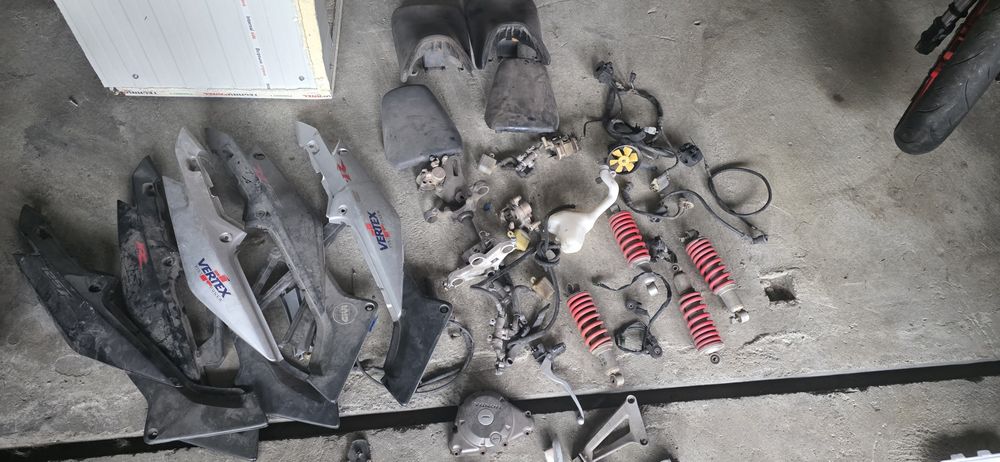 Lot piese hinda cbr 125r  2006 toate la 300 lei
