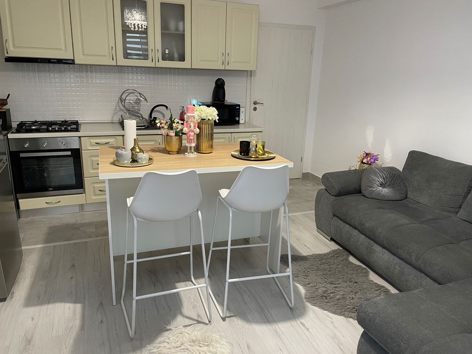Vand apartament in vila cu curte proprie