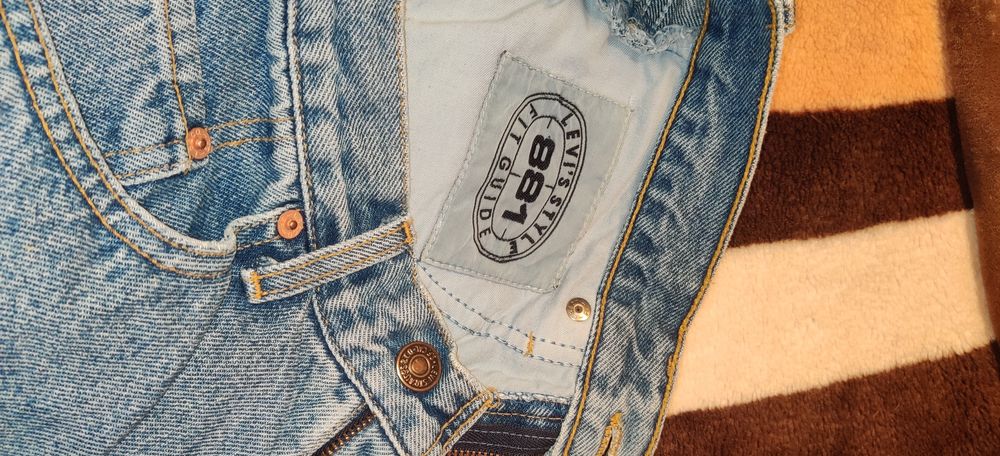 Blugi Levi's cu talie inalta