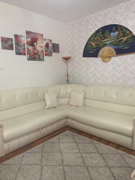 Canapea extensibila din piele alba