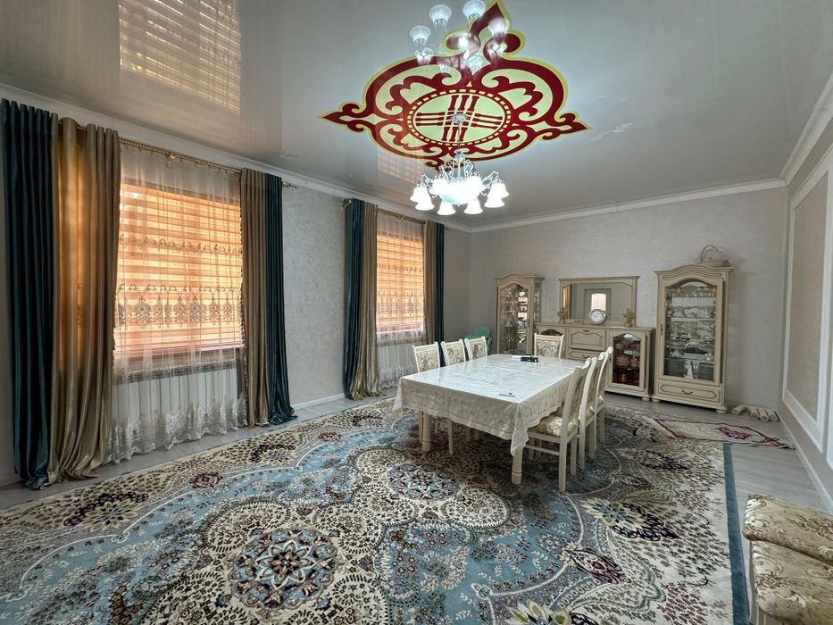 Два дома на участке в микрорайоне "САМАЛ-2".