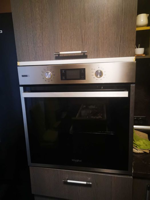 Продавам фурна за вграждане Whirlpool в много добро състояние.