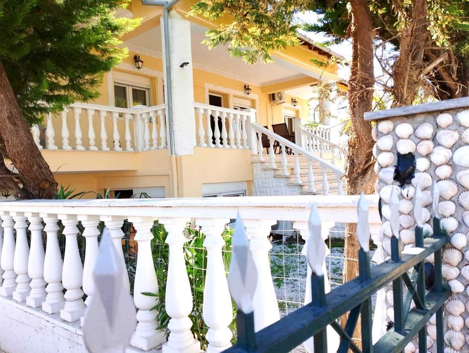 Продава къща на 3 ет 286 м2 и двор 368 м2 в Паралия Врасна, Гърция