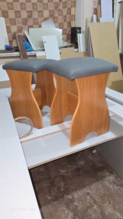 Продам две табуретки новые