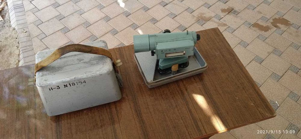 Нивелир  «уравнивать», «ставить в уровень»