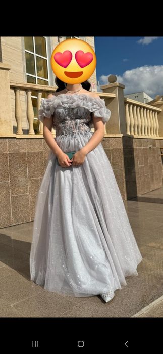 Вечернее платье серебристого цвета