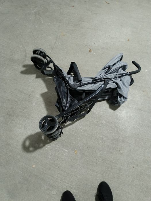 Carucior de dimensiuni mici. Potrivit și pt deplasările cu avionul.