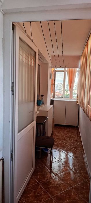 Vând apartament in zona Malu roșu, 2 camere decomandat, confort 1, etajul 6 din 10, complet mobilat. Pentru mai multe detalii la telefon 0721 152 149 - Mai multe