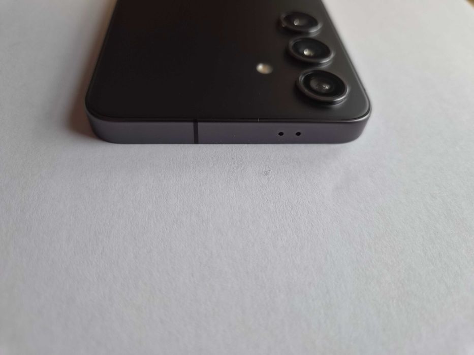 Продавам телефон Samsung Galaxy S24 8Gb/256GB Onyx Black  като нов