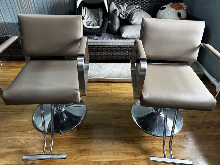 Парикмахеракое кресло - 2 штуки