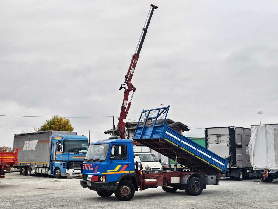 Camioneta basculabila cu macara de inchiriat