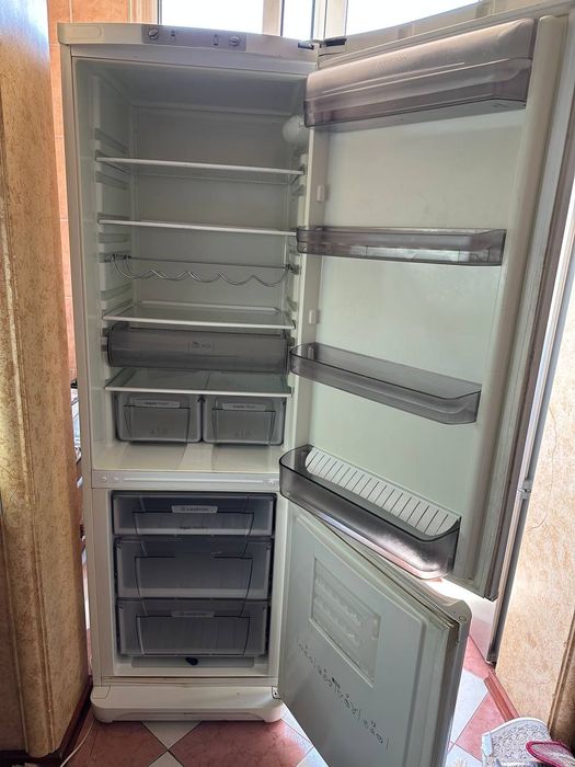 Холодильник б/у Ariston