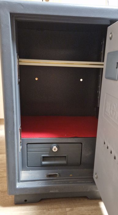 Масивна огнеупорна метална каса