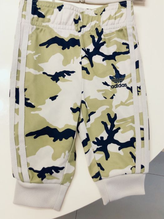 Trening adidas, mărimea 6-9 luni, arată impecabil.