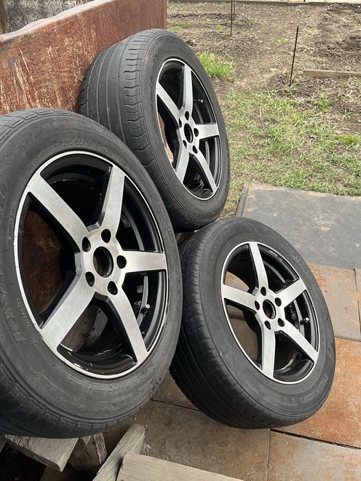Продам диски с шинами R16.