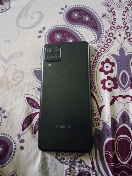 Vând Samsung a12 pentru piese